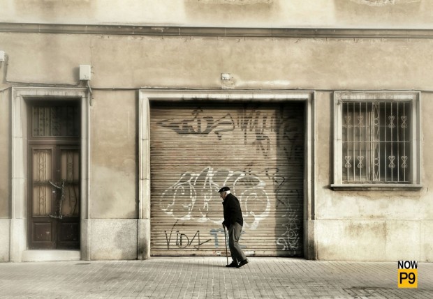 Hombre mayor caminando por el Poblenou